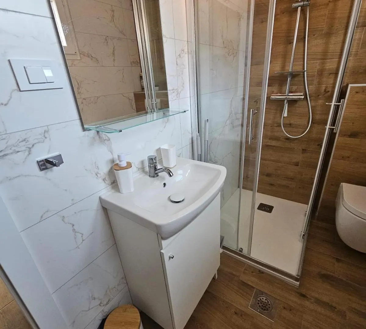 Apartman Ena Vir 0*,
